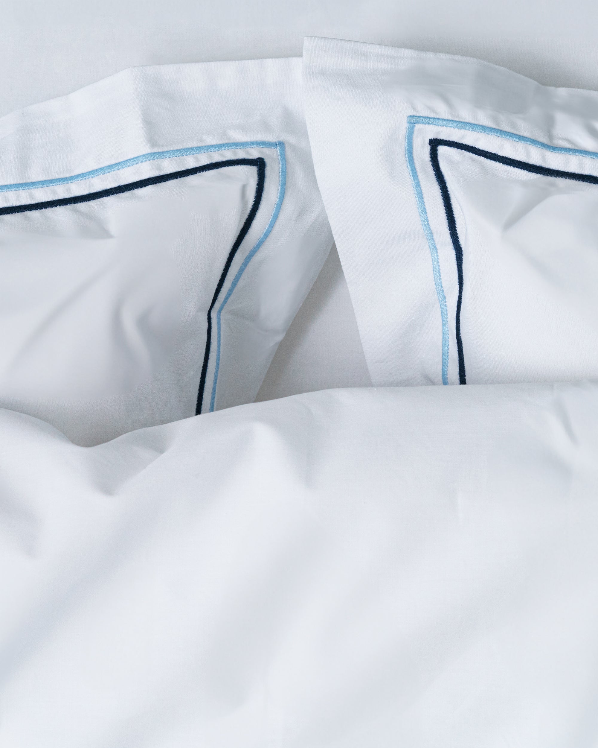 Funda de almohada - percal de 200 hilos (Blanca con rayas azules)