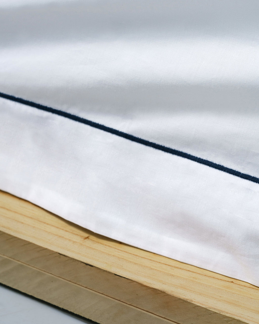 Spannbetttuch – 300 Fäden, Satin (weiß mit schwarzen Streifen)