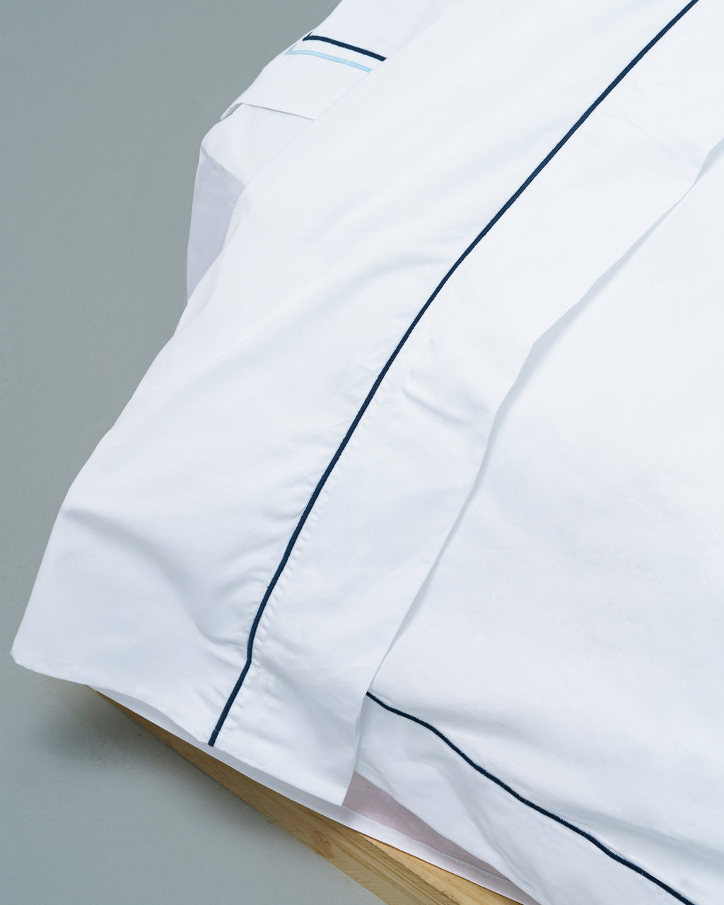 Spannbetttuch – 300 Fäden, Satin (weiß mit schwarzen Streifen)