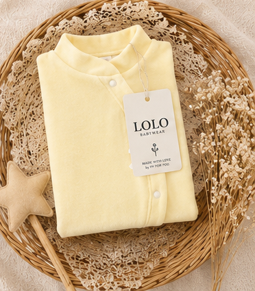 Babygrow Veludo Amarelo Bebé Conforto e Suavidade para os Primeiros Dias