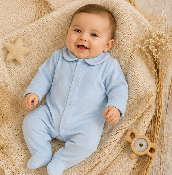Einfarbiger blauer Strampler für Babys