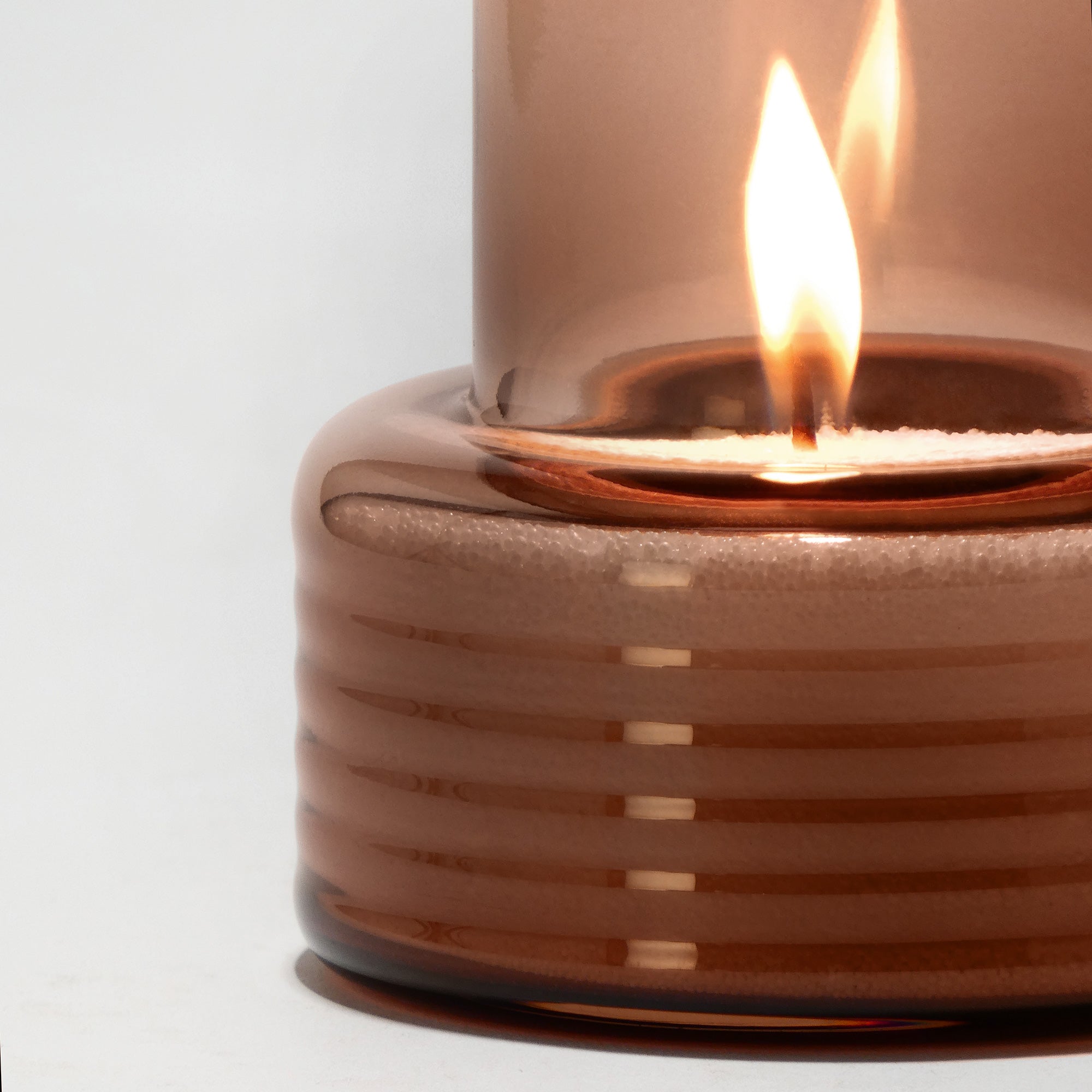Castiçal em vidro GLOW TOGETHER Pequeno low em Mocha Mousse