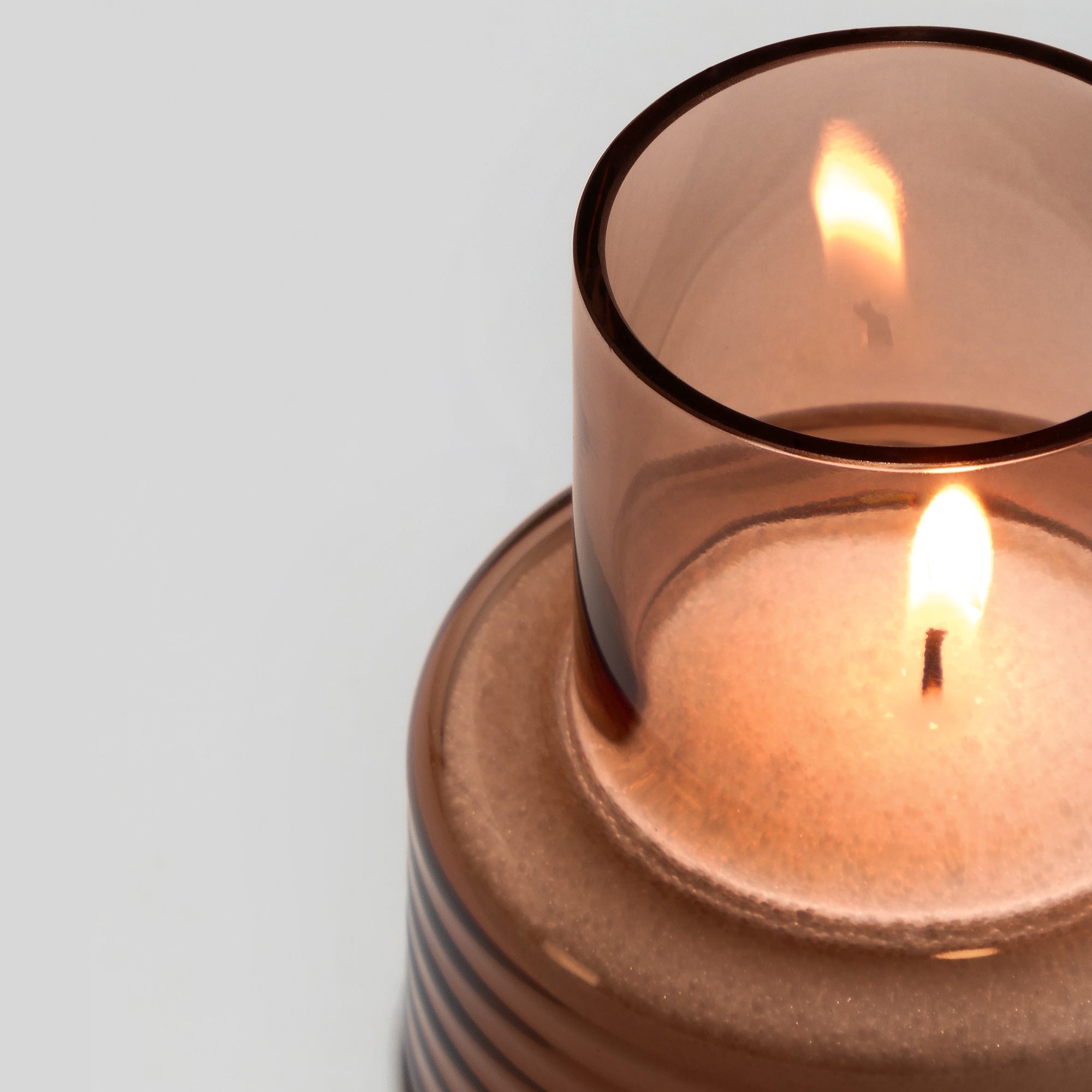 Castiçal em vidro GLOW TOGETHER Pequeno low em Mocha Mousse