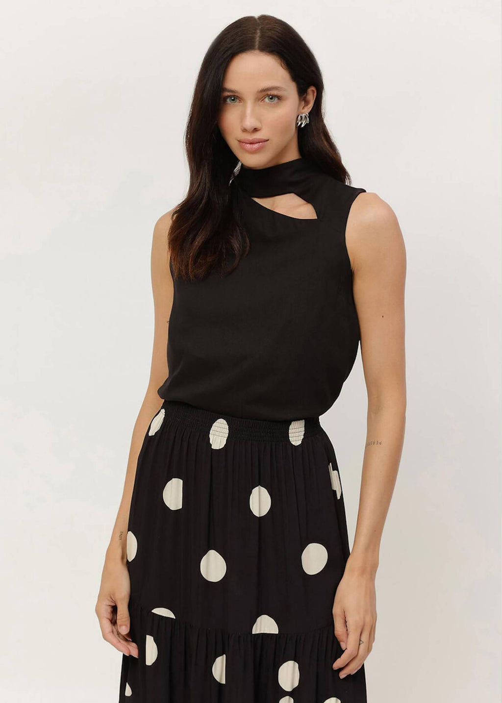 ÄRMELLOSE SCHWARZE BLUSE