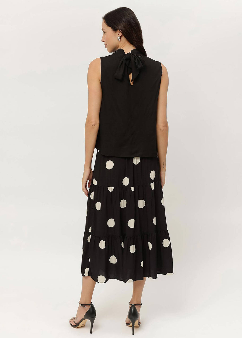 ÄRMELLOSE SCHWARZE BLUSE