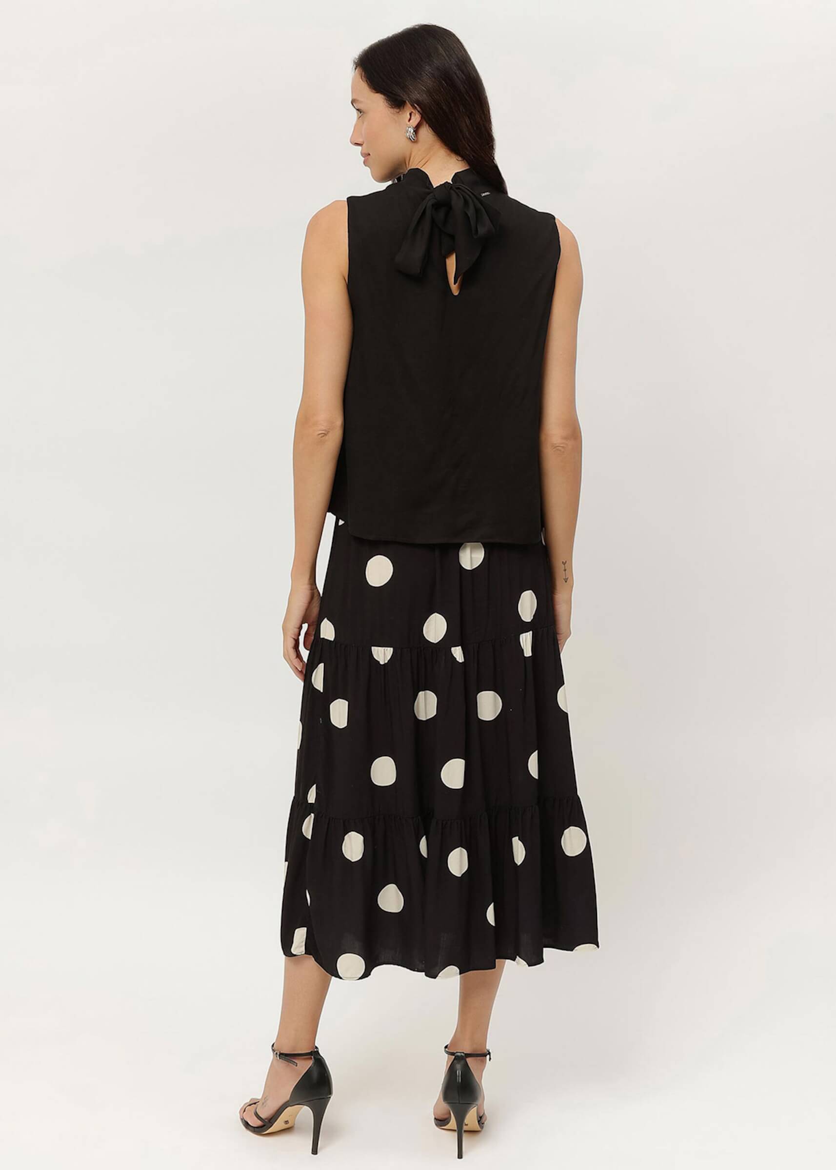 ÄRMELLOSE SCHWARZE BLUSE