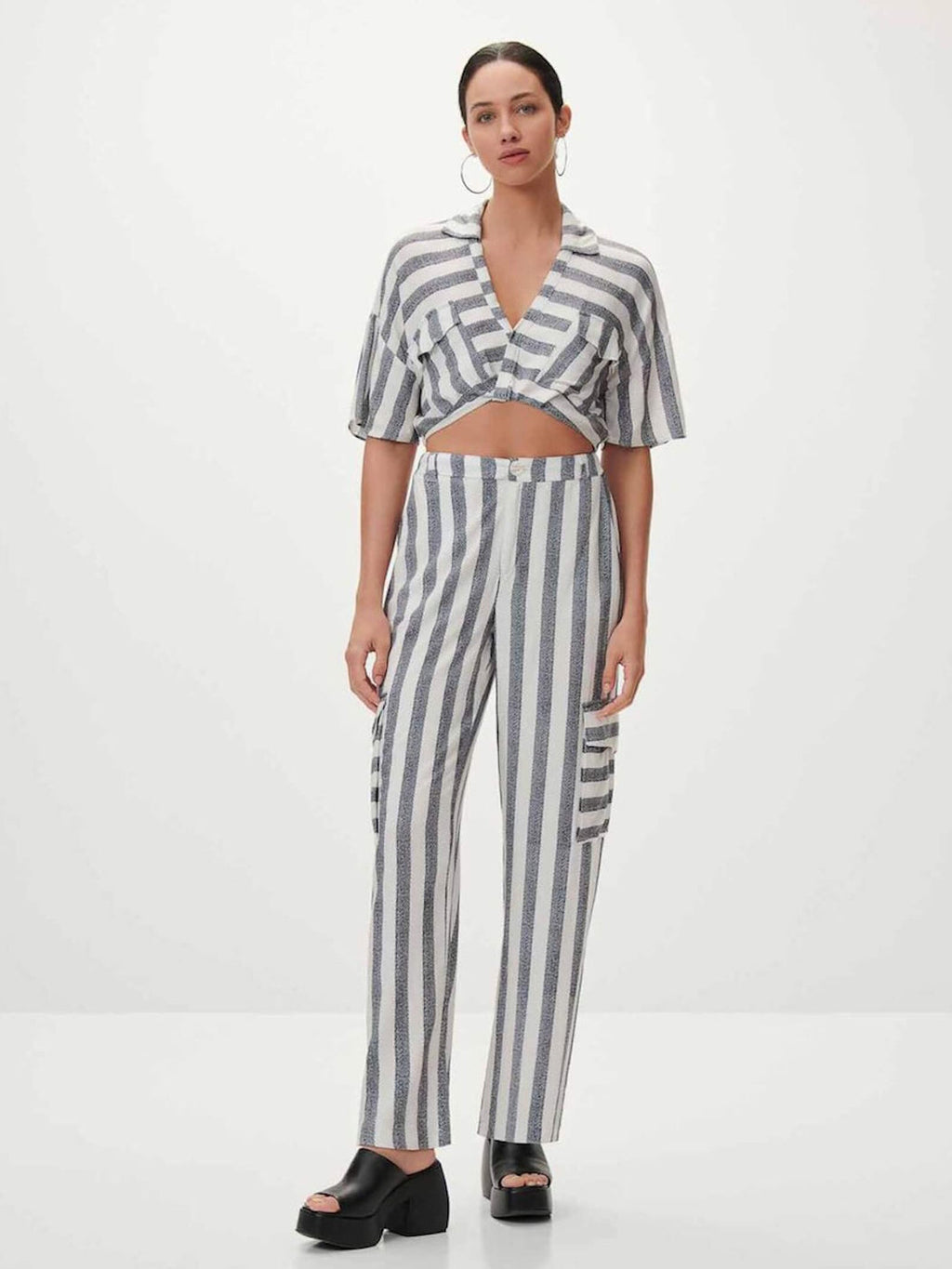 CROP TOP BLUSE MIT TASCHEN