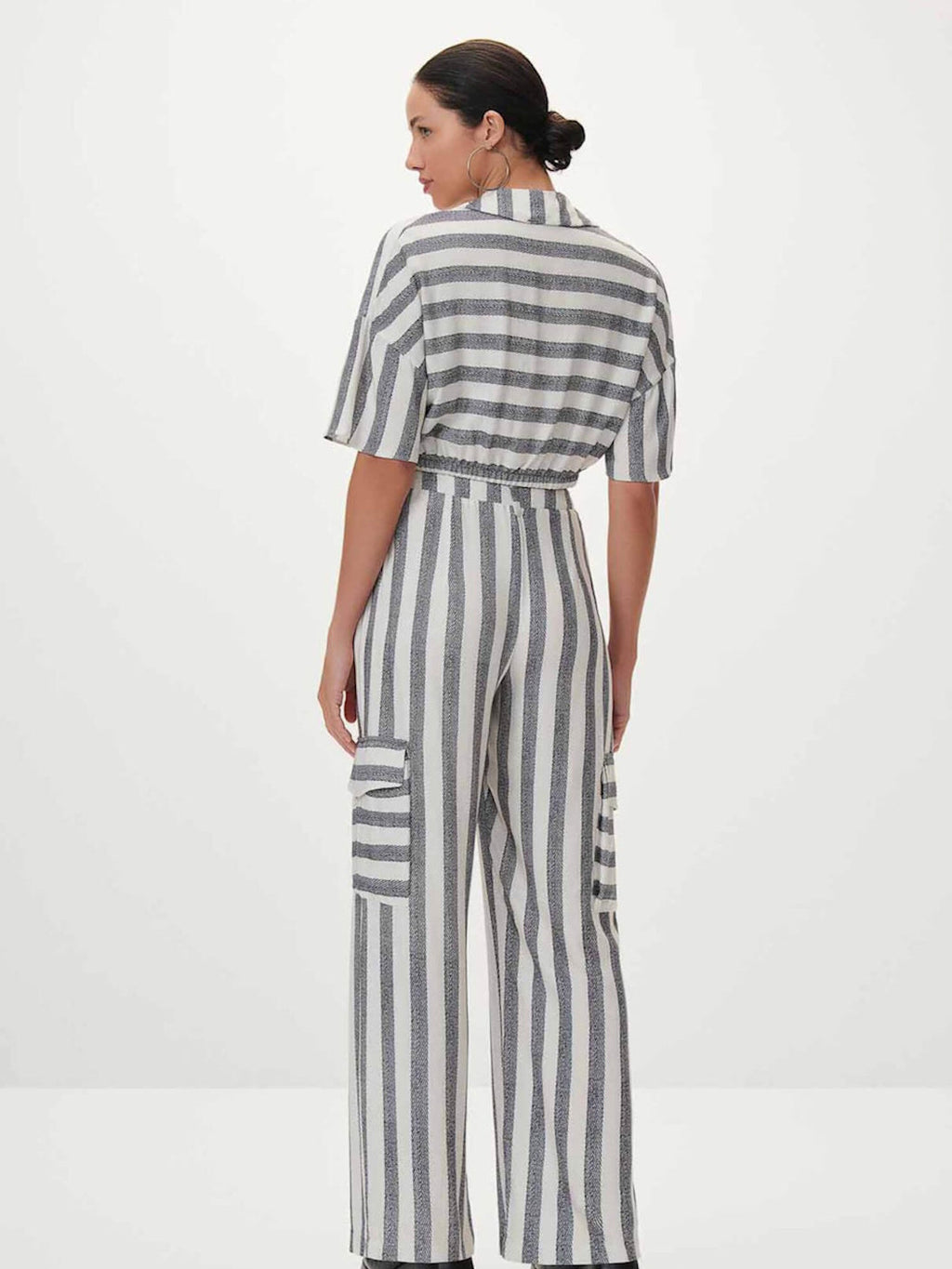 CROP TOP BLUSE MIT TASCHEN