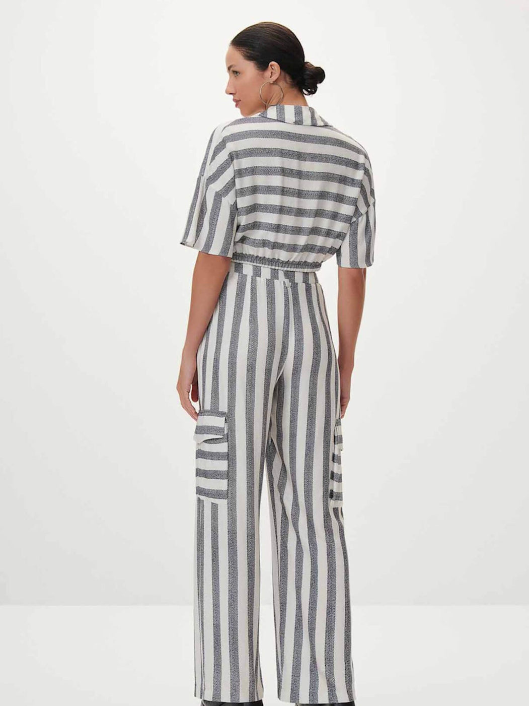 CROP TOP BLUSE MIT TASCHEN