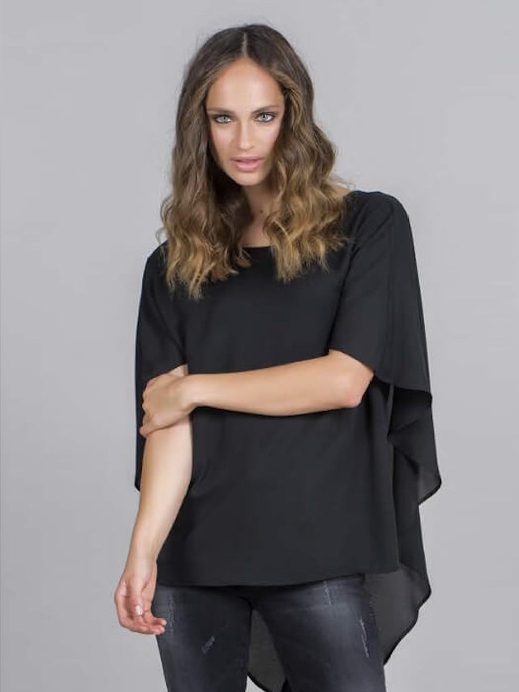 BLUSE MIT V-AUSSCHNITT AM RÜCKEN