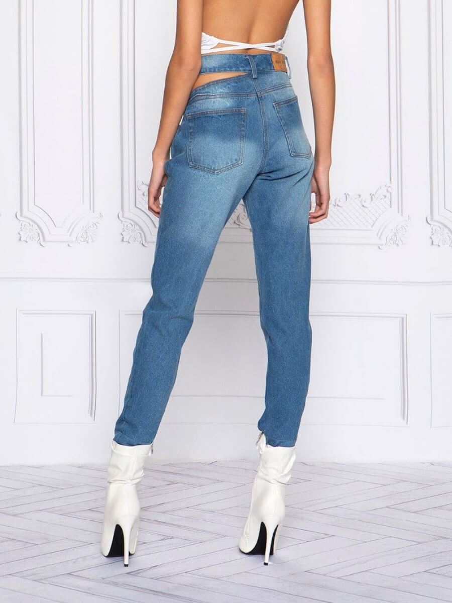 JEANS MIT TAILLIERTEM SCHNITT