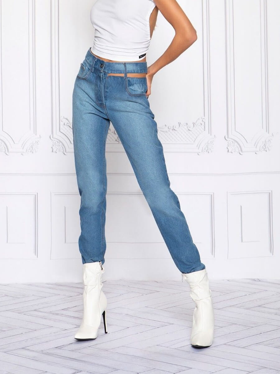 JEANS MIT TAILLIERTEM SCHNITT