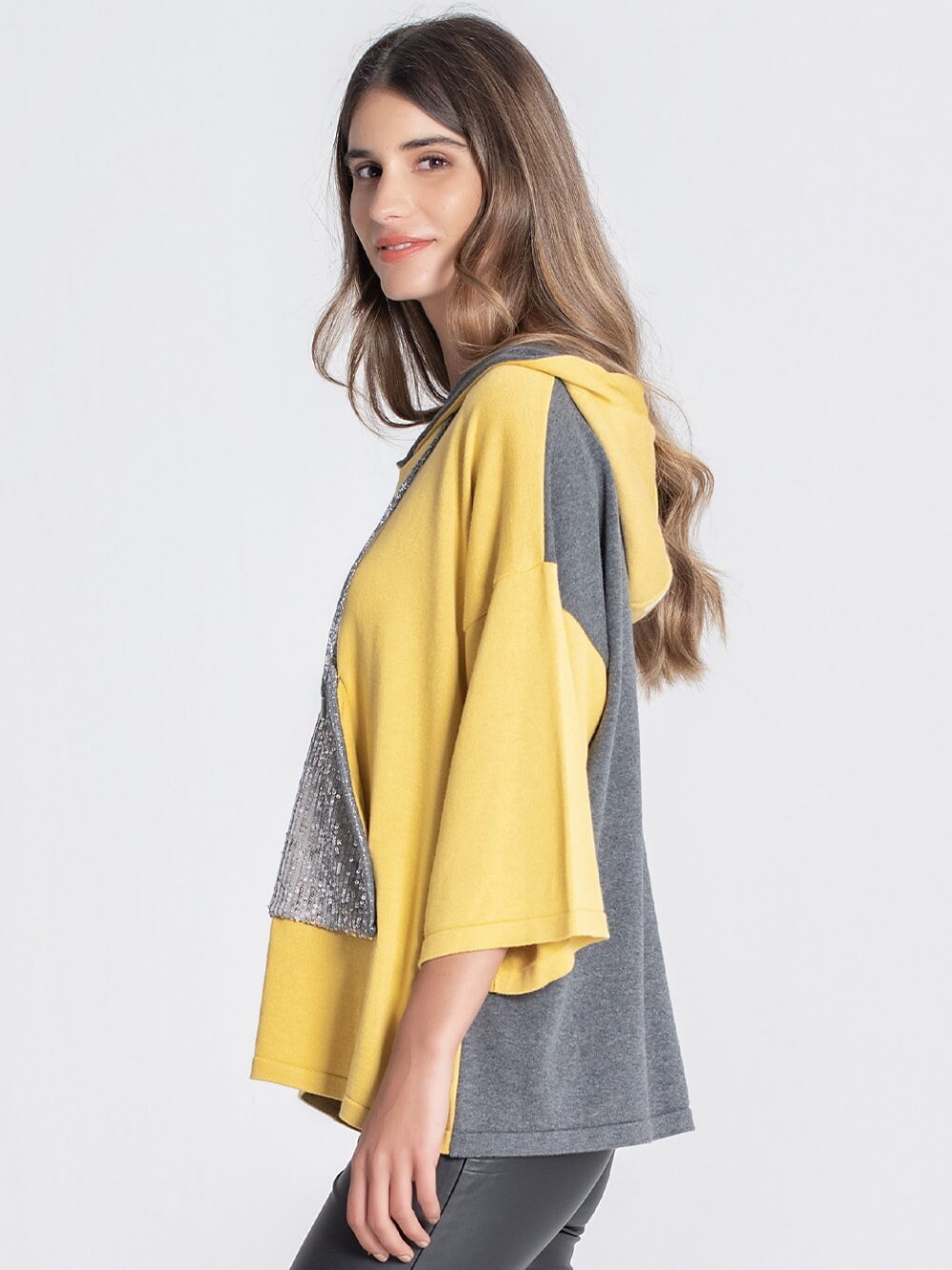 KAPUZENSHIRT MIT PAILLETTENTASCHE