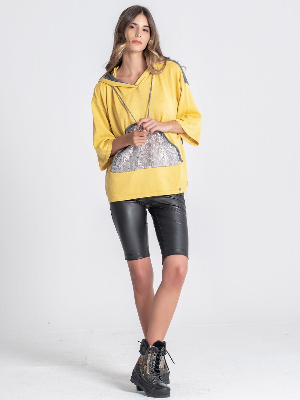 KAPUZENSHIRT MIT PAILLETTENTASCHE