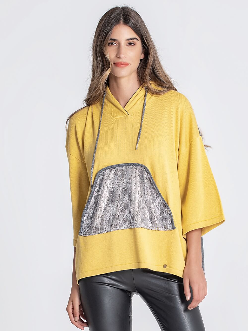 KAPUZENSHIRT MIT PAILLETTENTASCHE