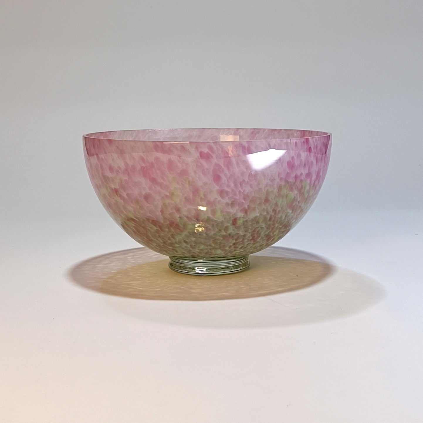 Taça decorativa com tons rosa e verde