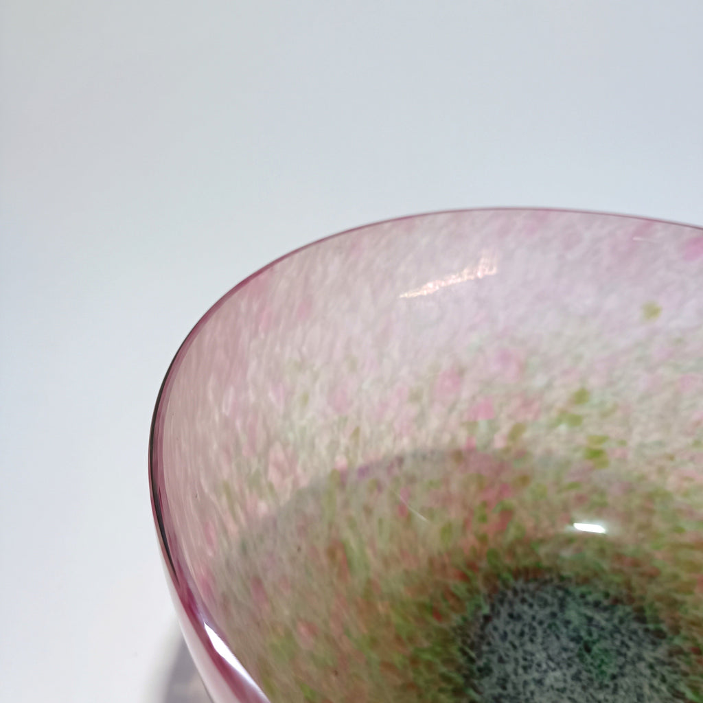 Taça decorativa com tons rosa e verde