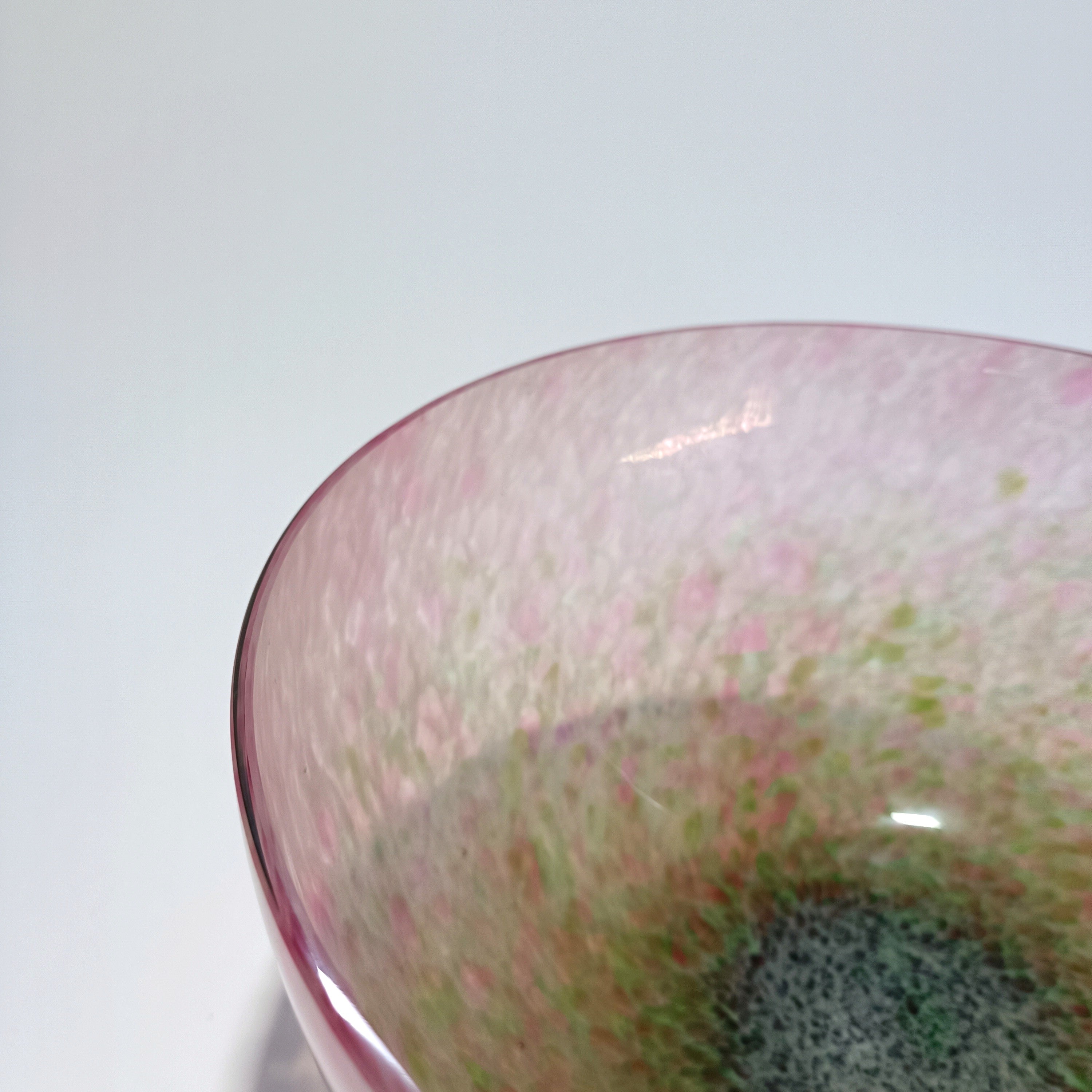 Taça decorativa com tons rosa e verde