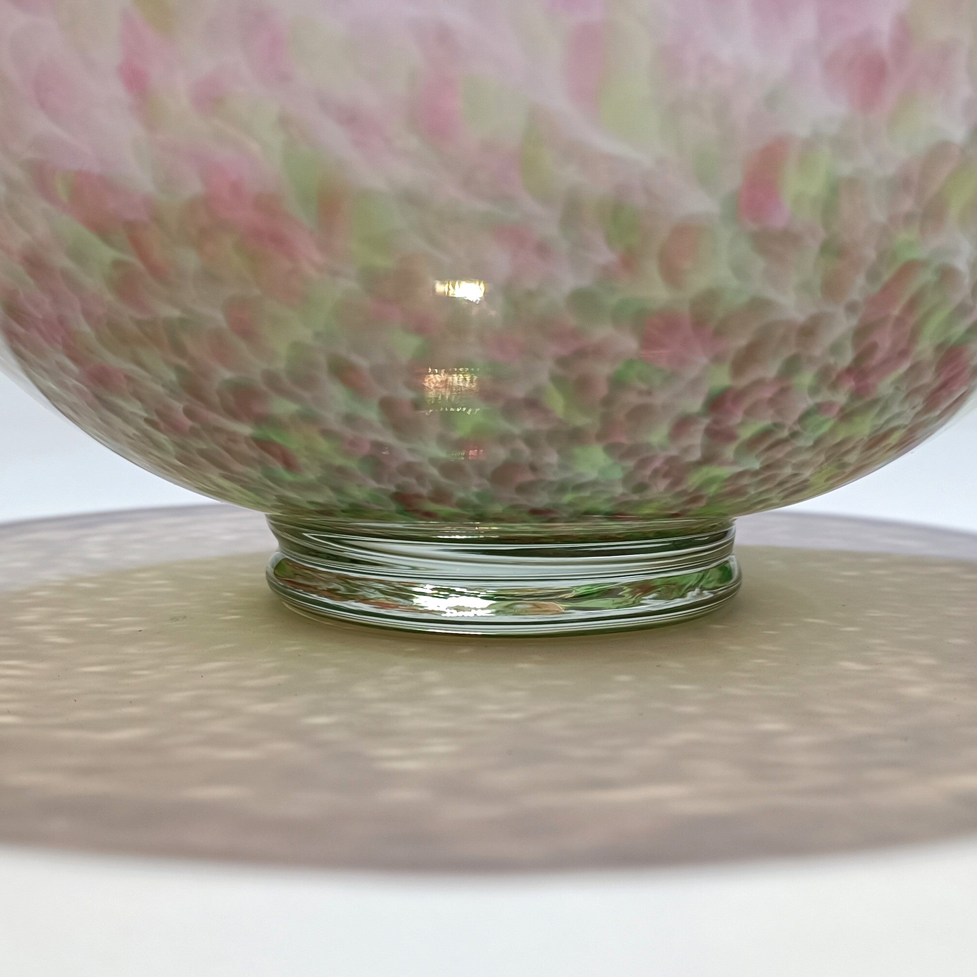 Taça decorativa com tons rosa e verde
