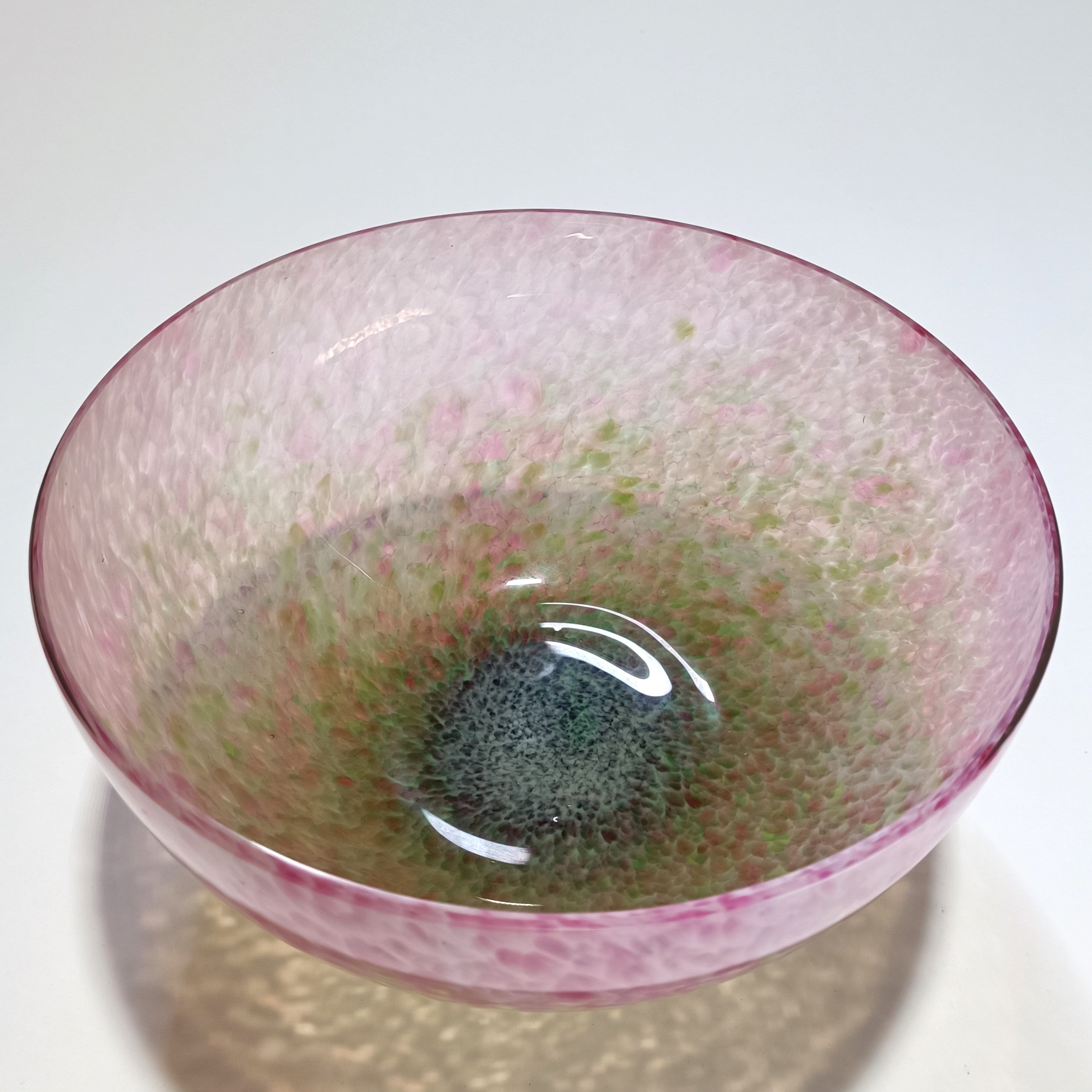 Taça decorativa com tons rosa e verde