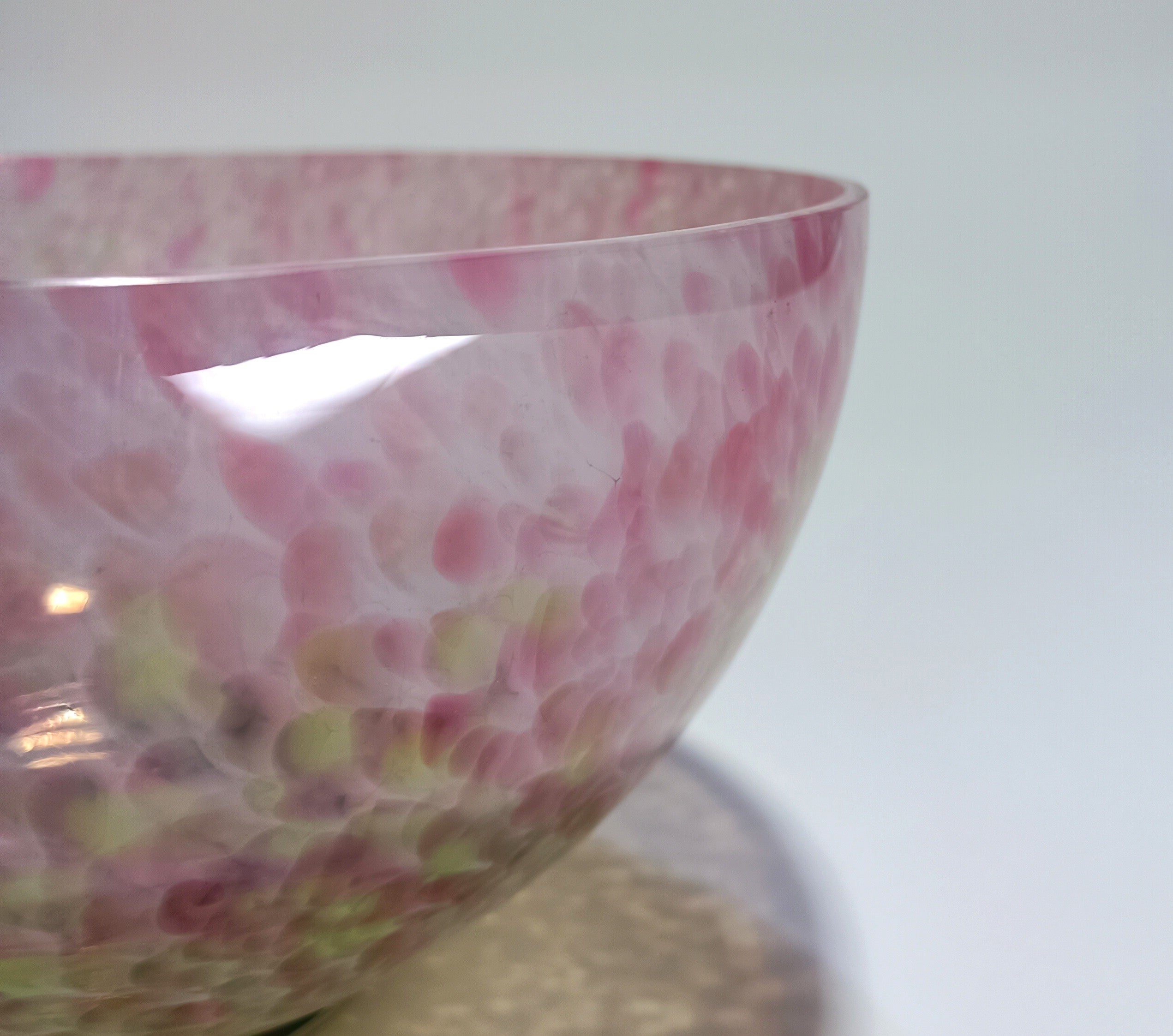 Taça decorativa com tons rosa e verde