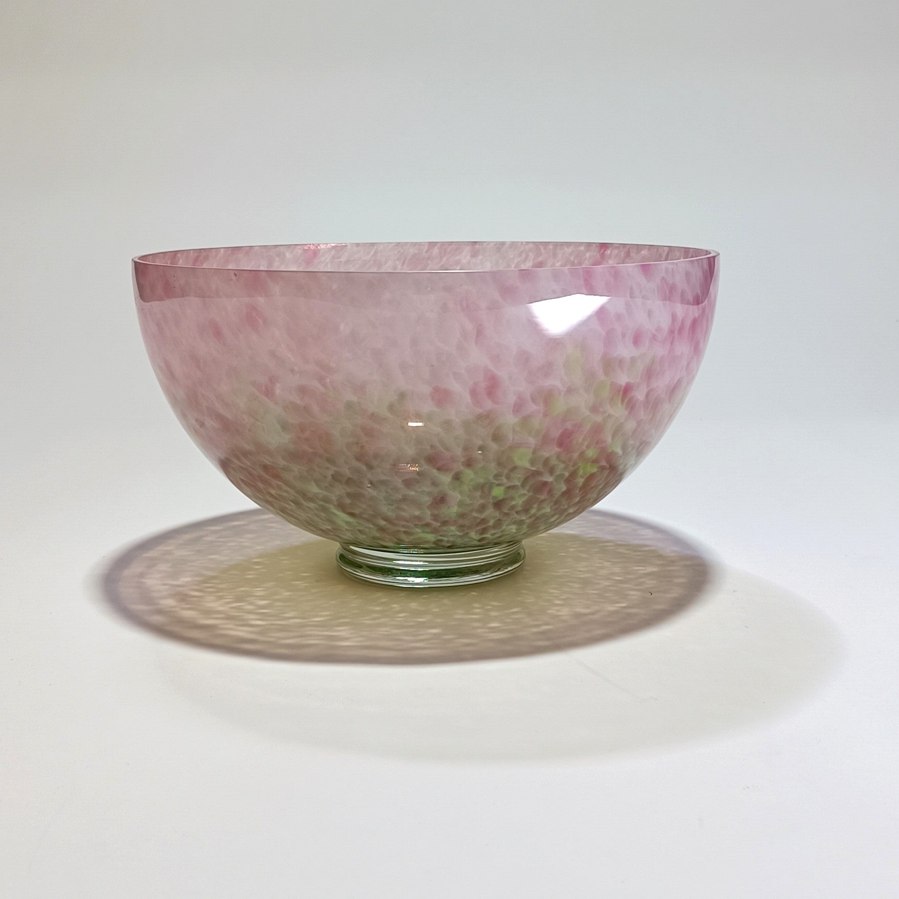 Taça decorativa com tons rosa e verde