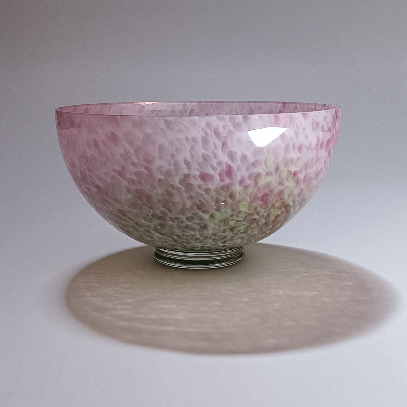 Taça decorativa com tons rosa e verde