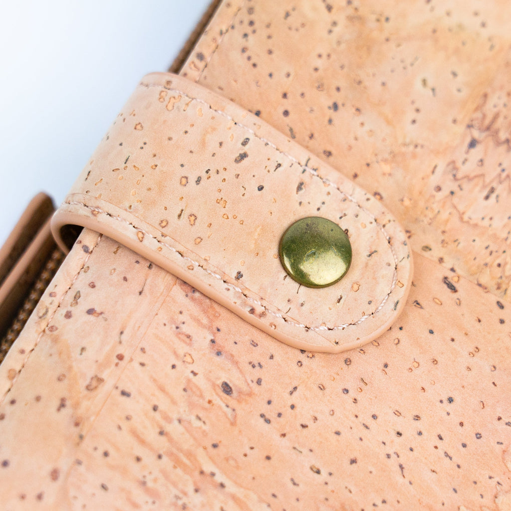 Elegante Damengeldbörse aus schwarzem und naturbelassenem Kork mit goldfarbenen Akzenten BAG-2303