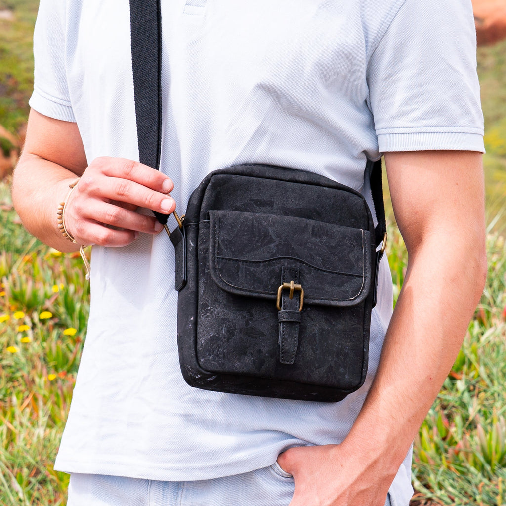 Umhängetasche für Herren aus Naturkork, Magnetverschluss BAG-2272