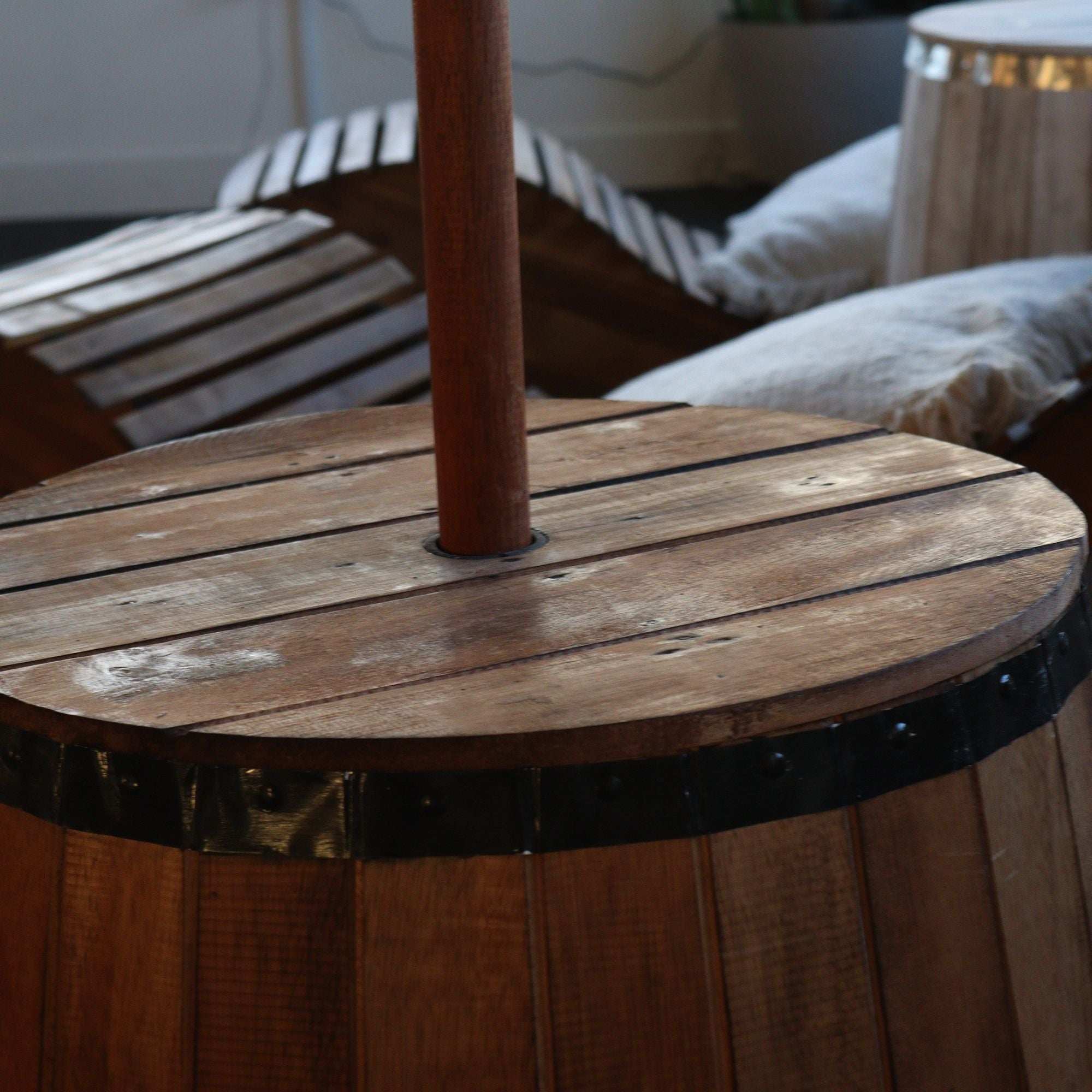 Mesa de barril de cerveza y soporte para parasol – Madera natural 60 x 48,5 cm