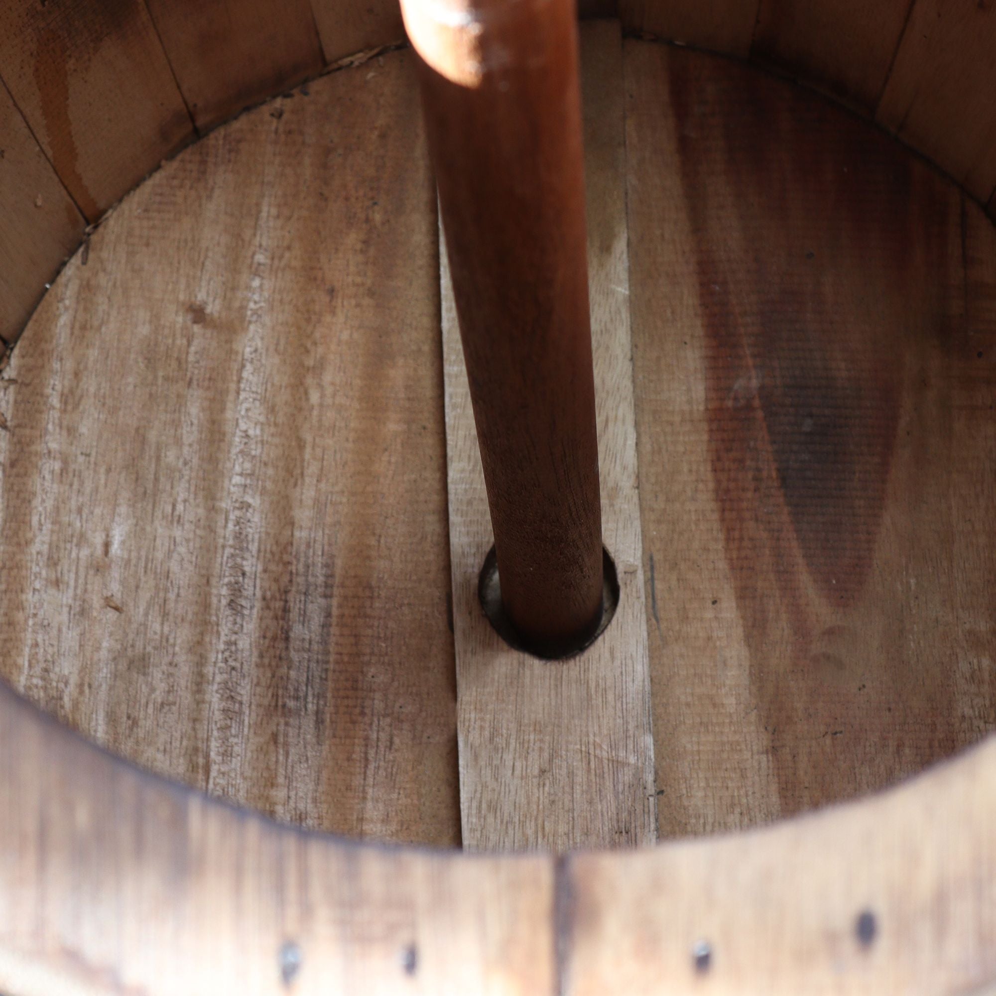 Mesa de barril de cerveza y soporte para parasol – Madera natural 60 x 48,5 cm
