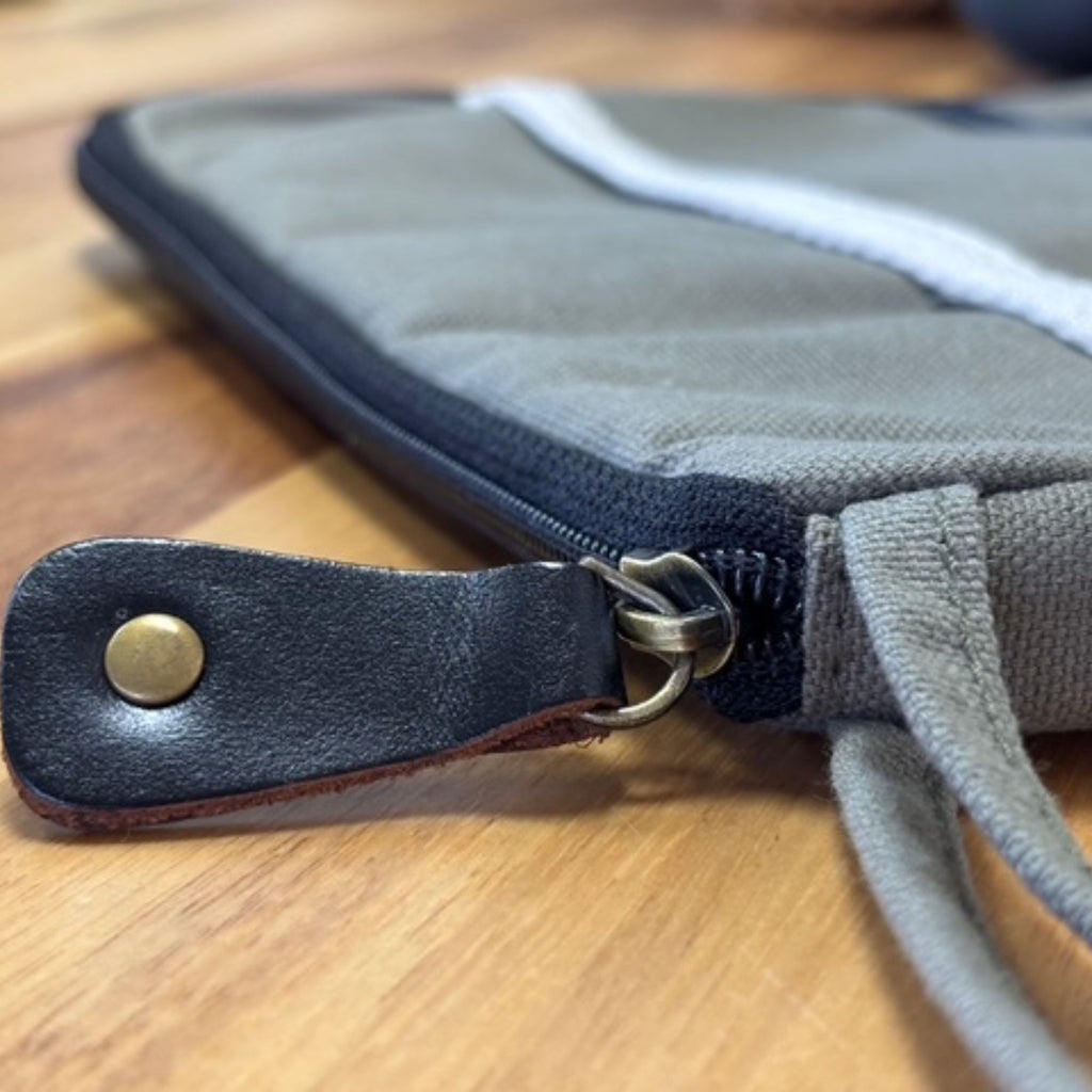Funda de lona para portátil Hope Hare - Oliva