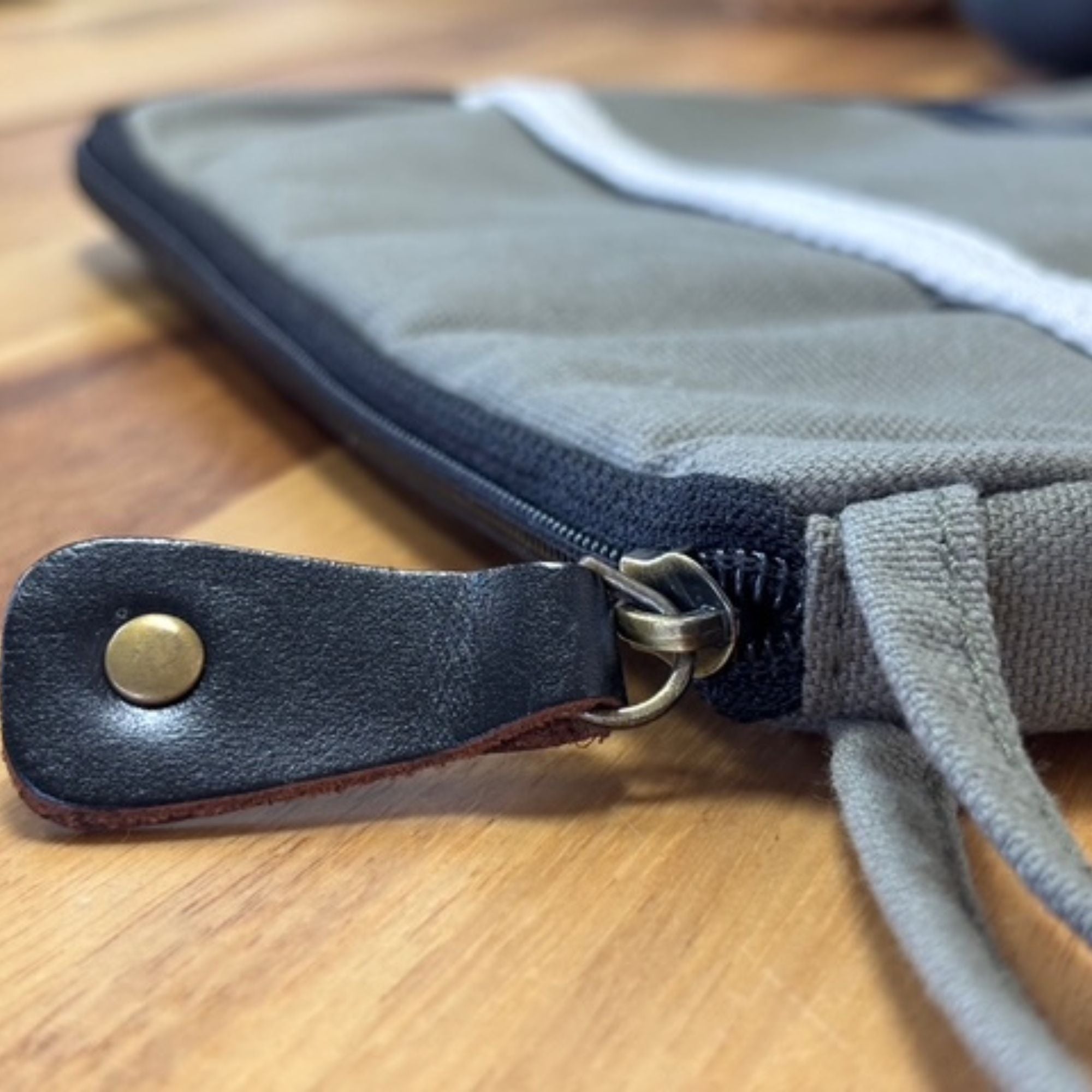 Funda de lona para portátil Hope Hare - Oliva