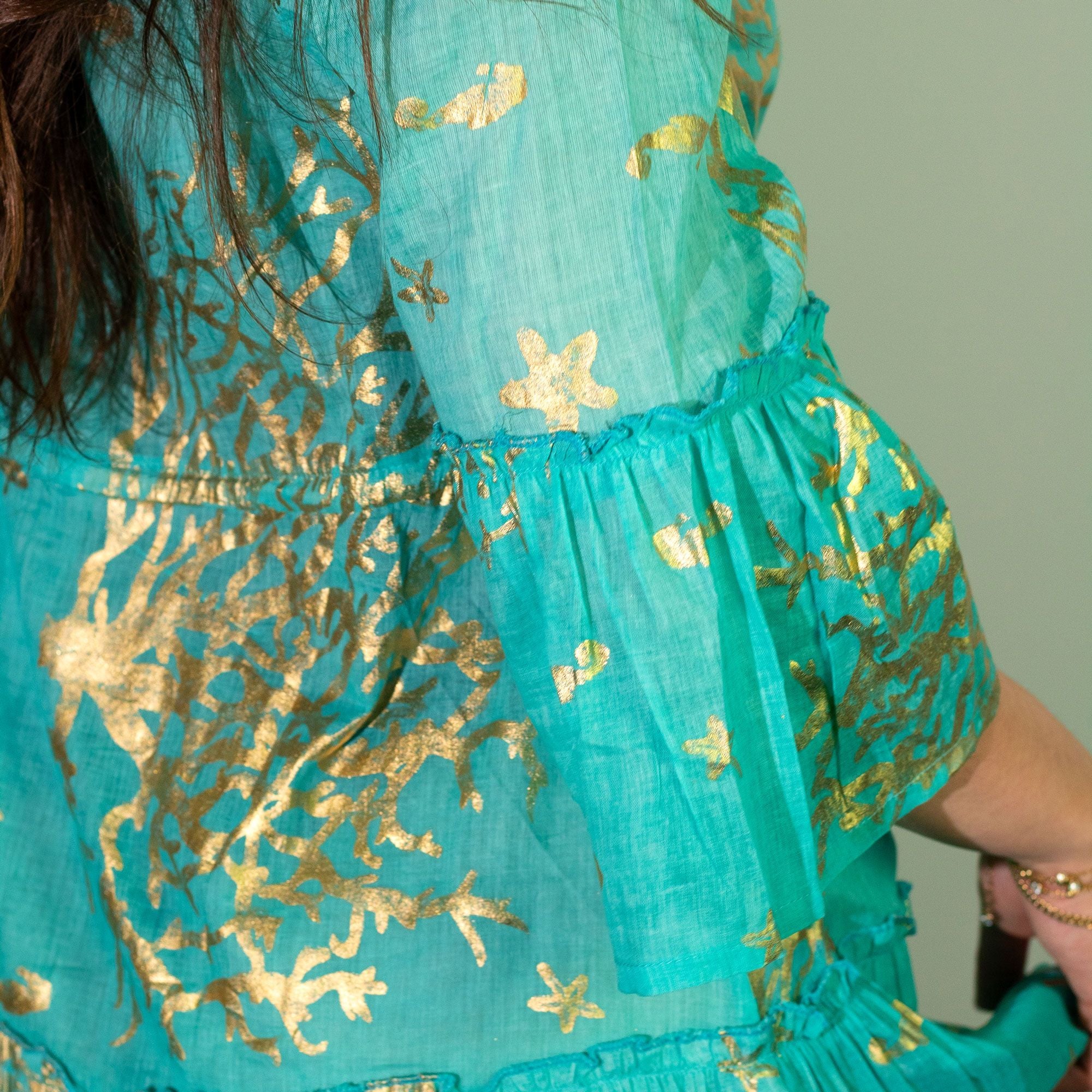 Vestido Nomad Sari estampado mediterrânico em tons de turquesa e coral dourado (M/L)