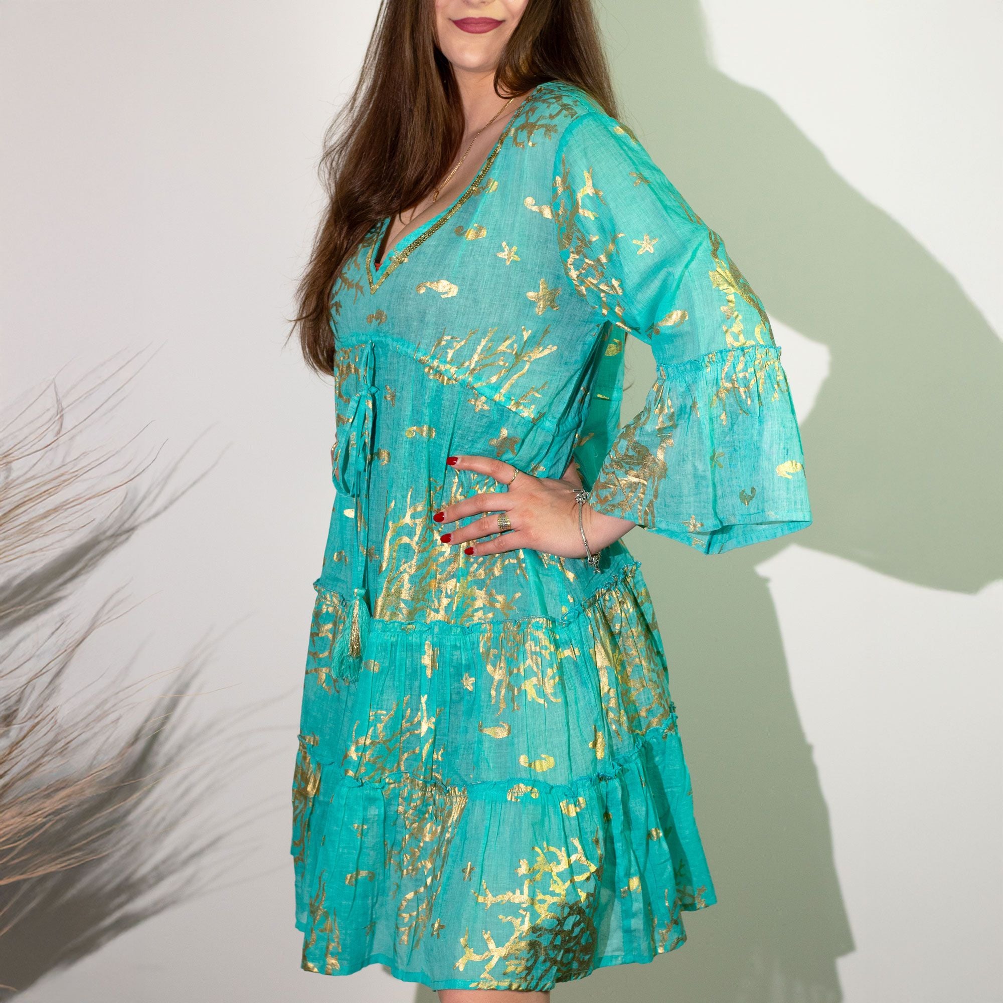 Vestido Nomad Sari estampado mediterrânico em tons de turquesa e coral dourado (M/L)