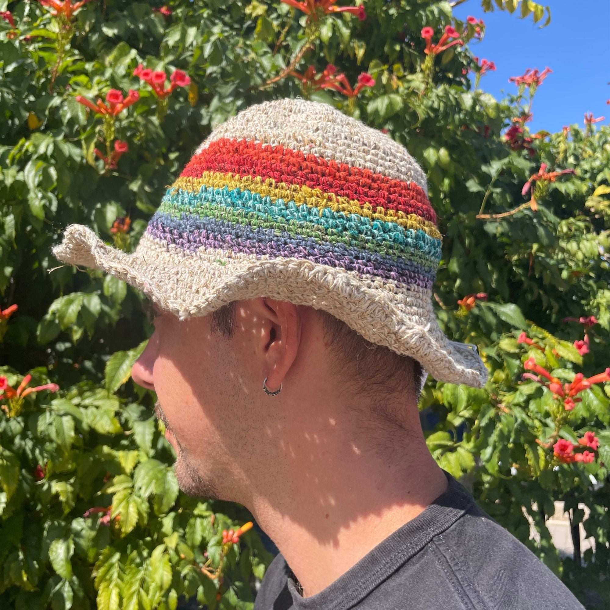 Chapéu boho festival tricotado à mão em cânhamo e algodão - Arco-íris