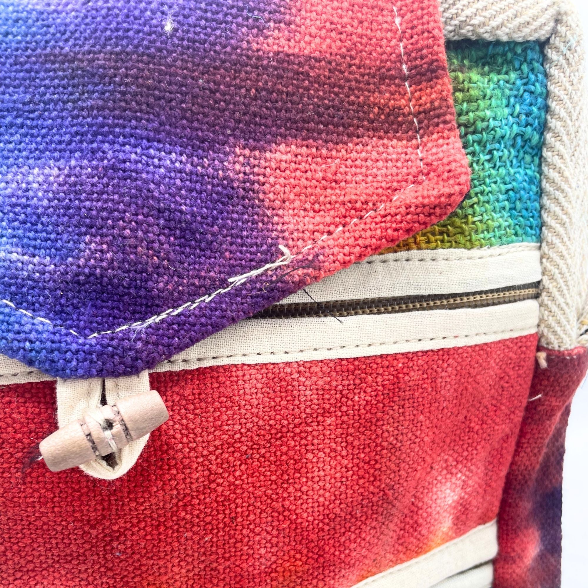 Bolso bandolera de cáñamo teñido con 2 cremalleras y solapa