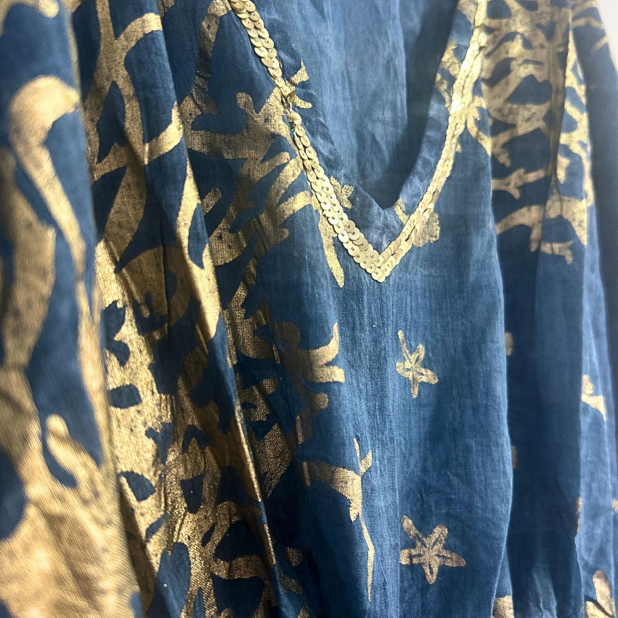 Nomad Sari Kaftan – Azul marino con estampado de coral dorado