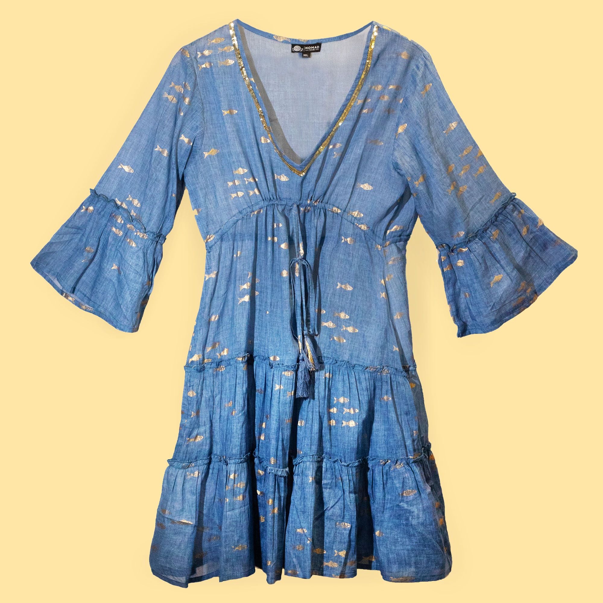 Vestido Nomad Sari Mar Mediterrâneo com estampado de peixes azuis e dourados
