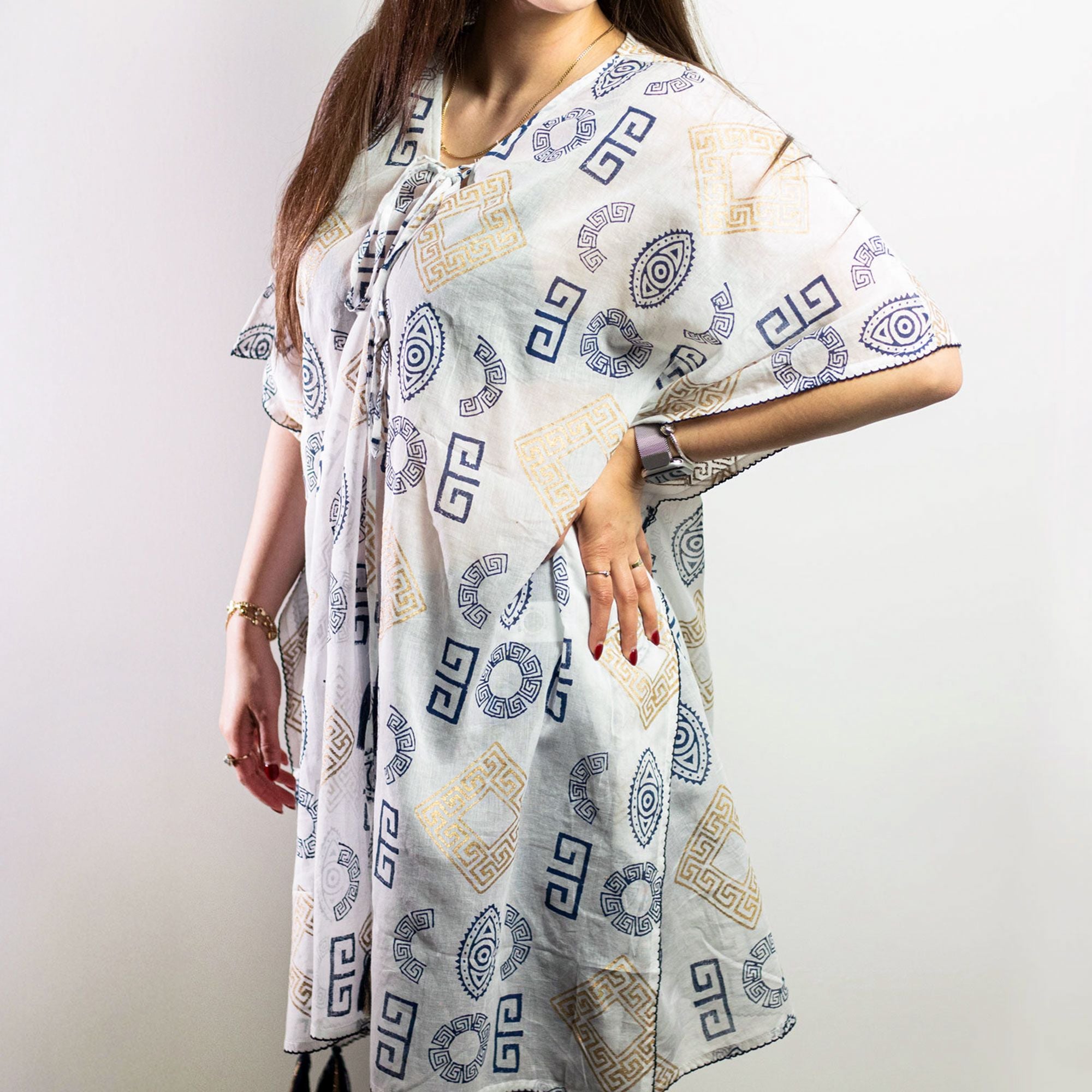 Kollektion Nomada Sari Mediterraneo – Kaftan – Griechisches Motiv in Gold und Blau – Handbemalt