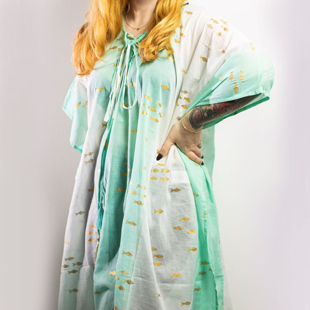 Colección Nómada Sari Mediterráneo - Kaftán - Diseño de Peces en Blanco, Turquesa y Oro