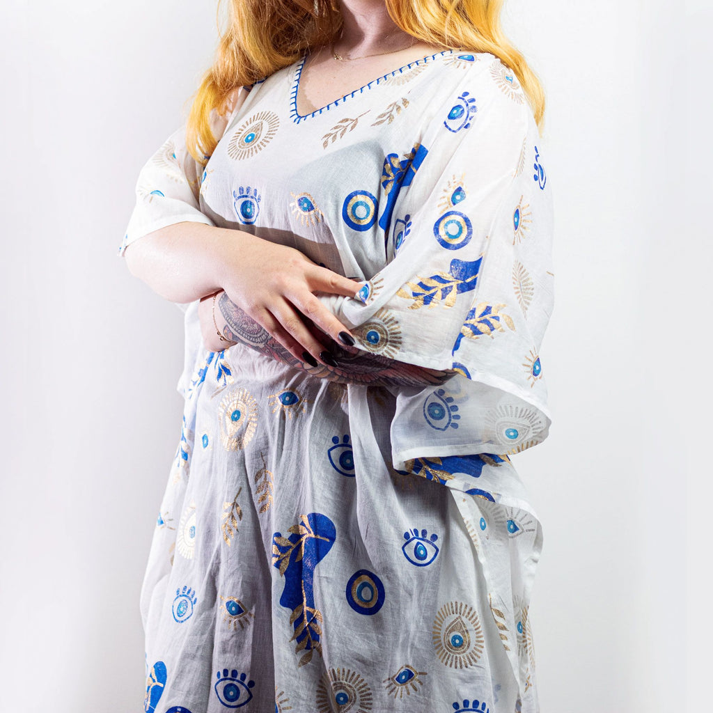 Coleção Nomad Mediterranean Sari - Caftan - Estampado Olho Grego em Branco, Azul e Dourado
