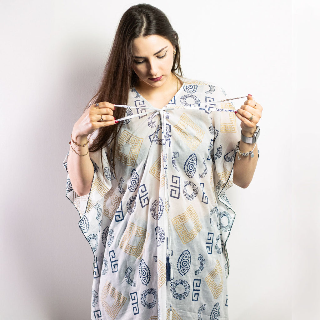 Kollektion Nomada Sari Mediterraneo – Kaftan – Griechisches Motiv in Gold und Blau – Handbemalt