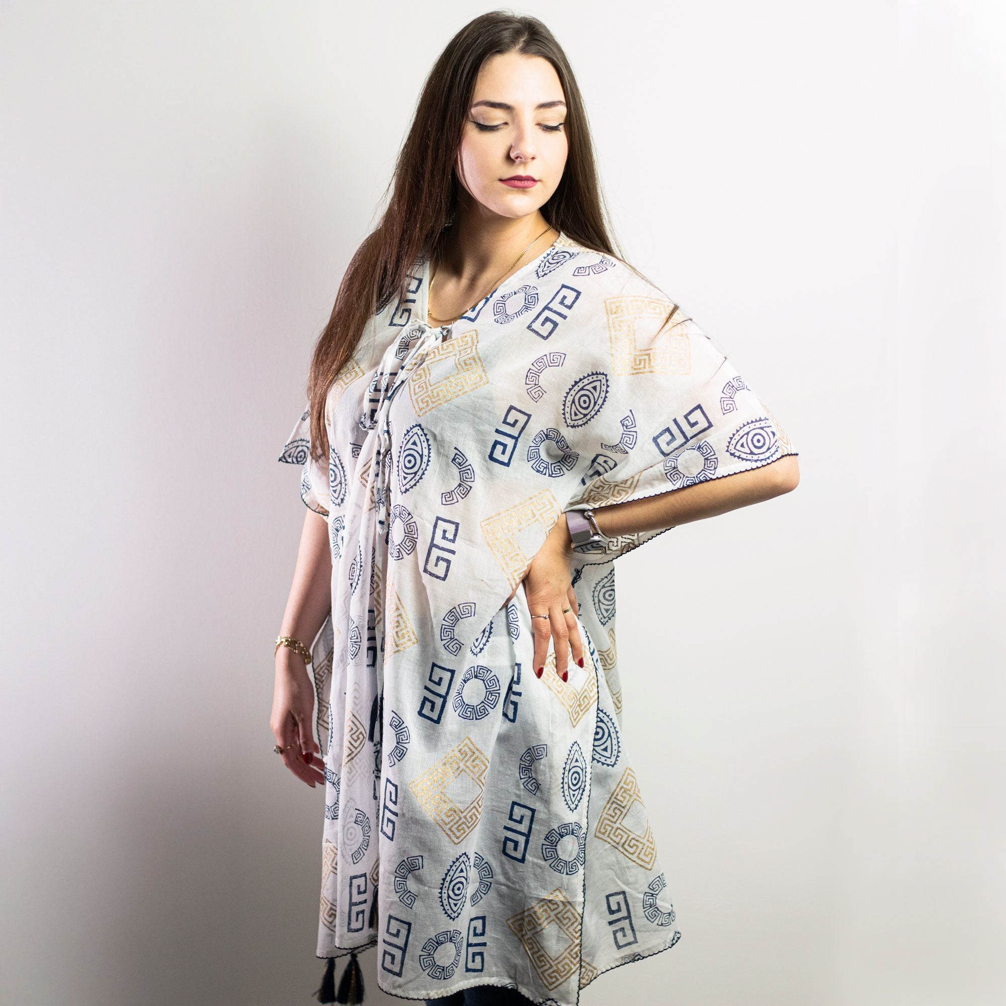 Kollektion Nomada Sari Mediterraneo – Kaftan – Griechisches Motiv in Gold und Blau – Handbemalt