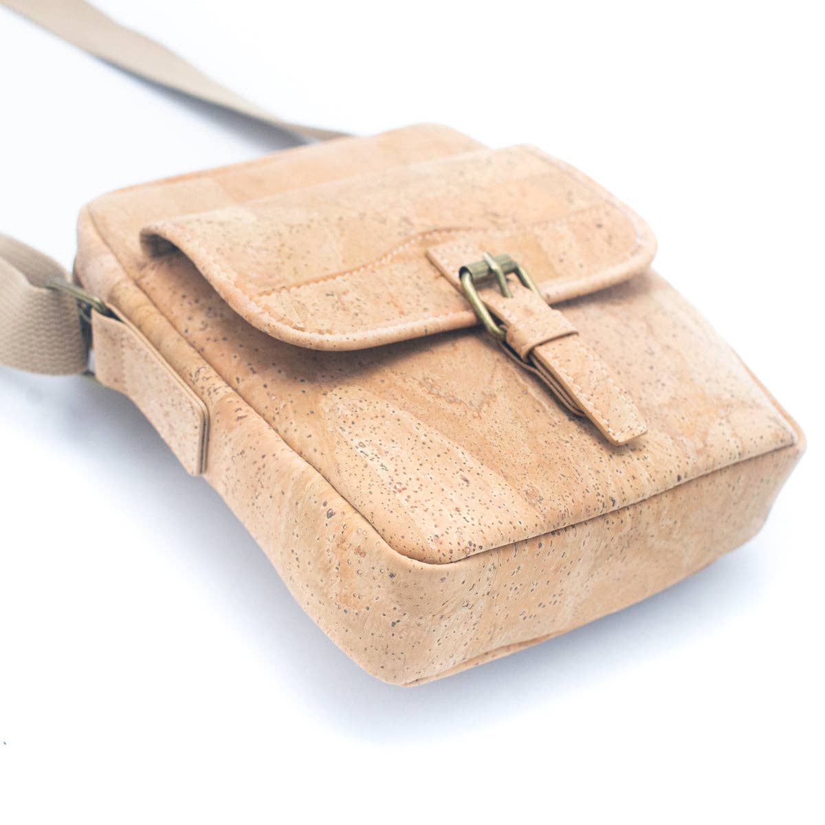 Umhängetasche für Herren aus Naturkork, Magnetverschluss BAG-2272
