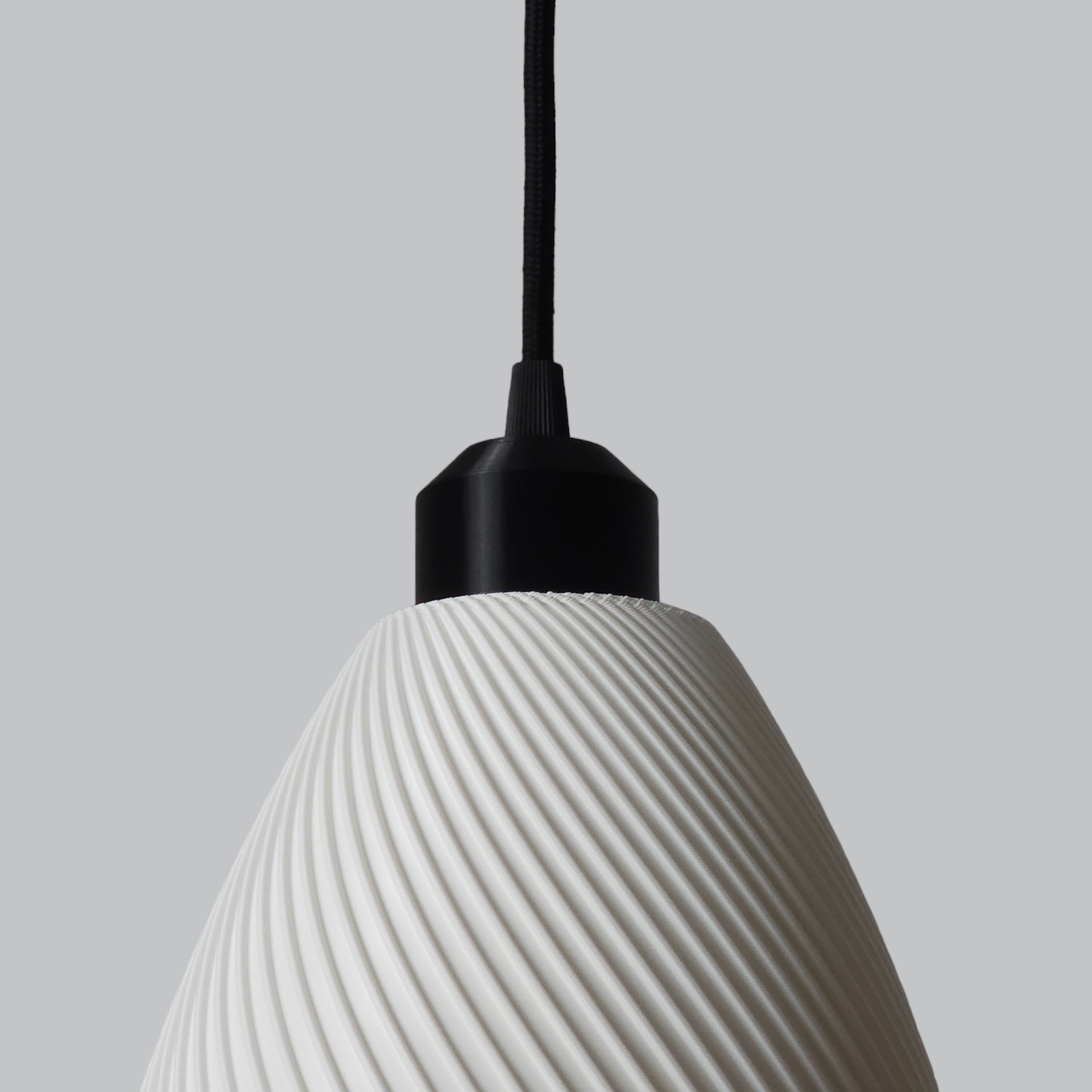 Pendelleuchte „Paval“, Weiß/Schwarz Rosette/Schwarzes Kabel