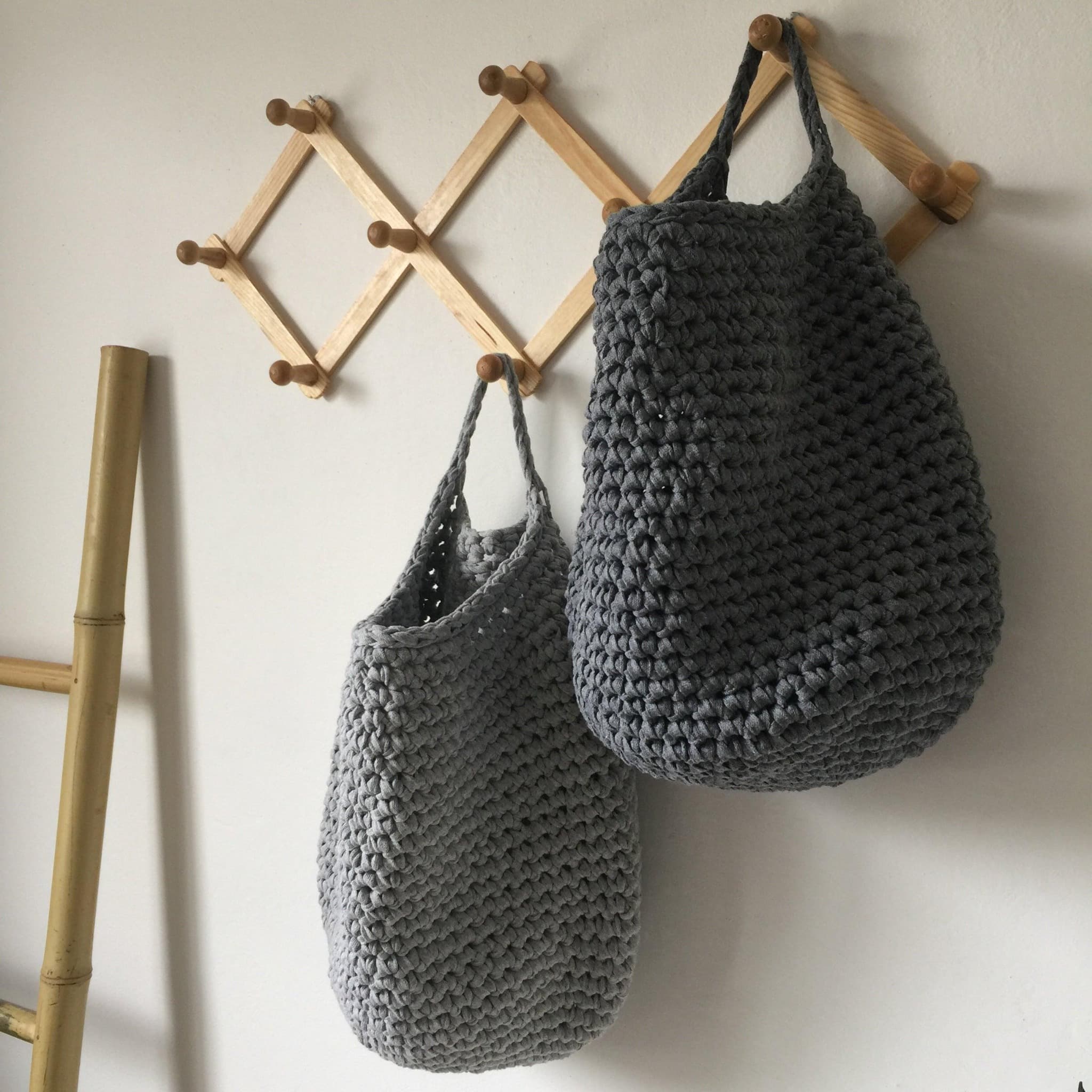 Cestas colgantes de pared - Decoración neutra para habitación infantil