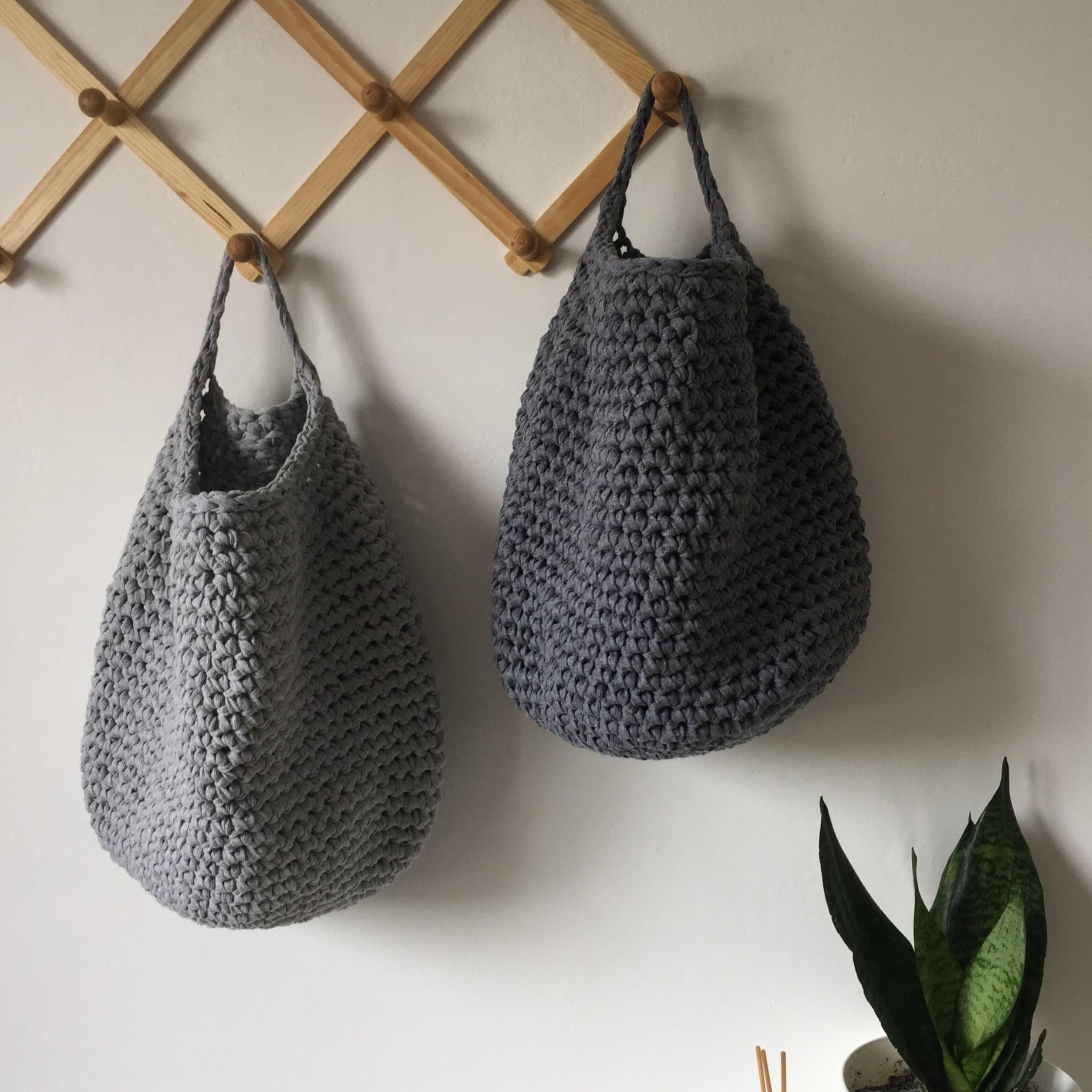 Cestas colgantes de pared - Decoración neutra para habitación infantil