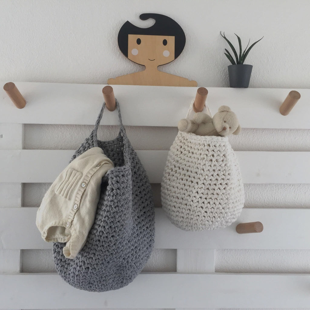 Cestas colgantes de pared - Decoración neutra para habitación infantil