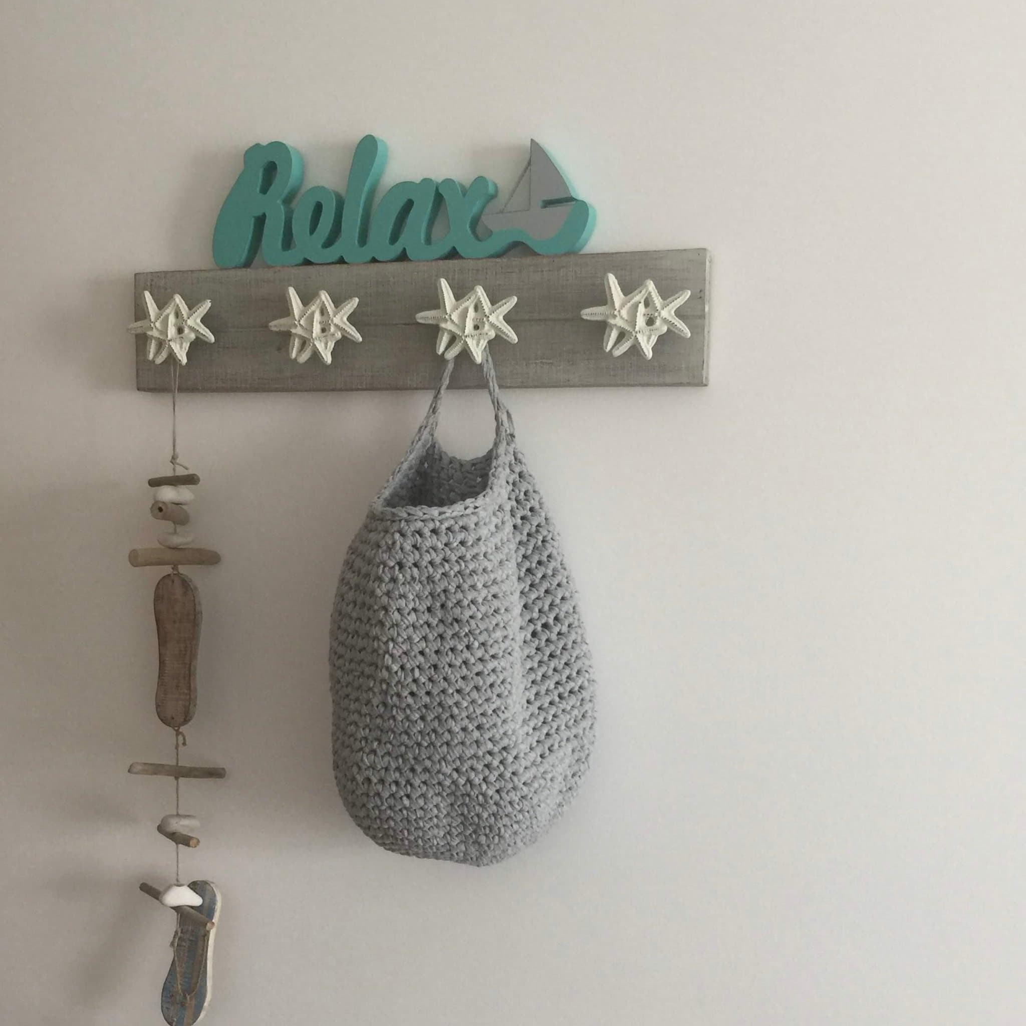 Cestas colgantes de pared - Decoración neutra para habitación infantil